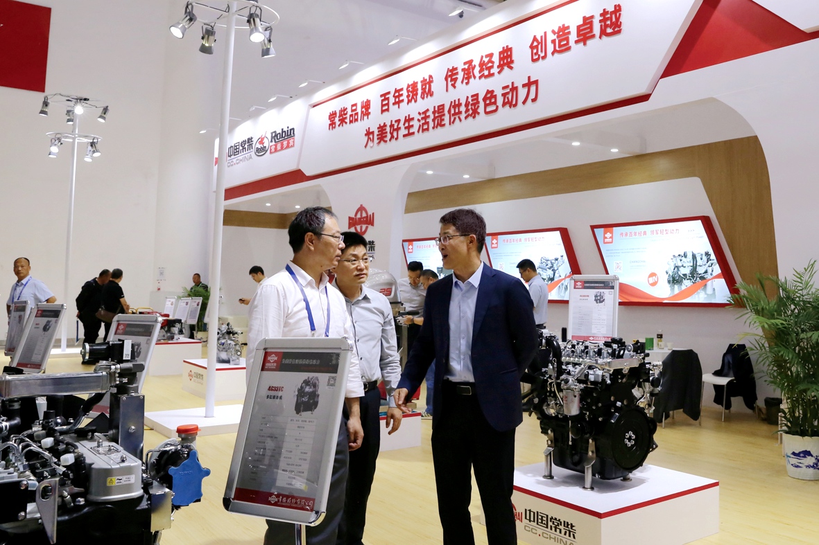 图为公司副董事长张新(前右)察看展台_副本.jpg