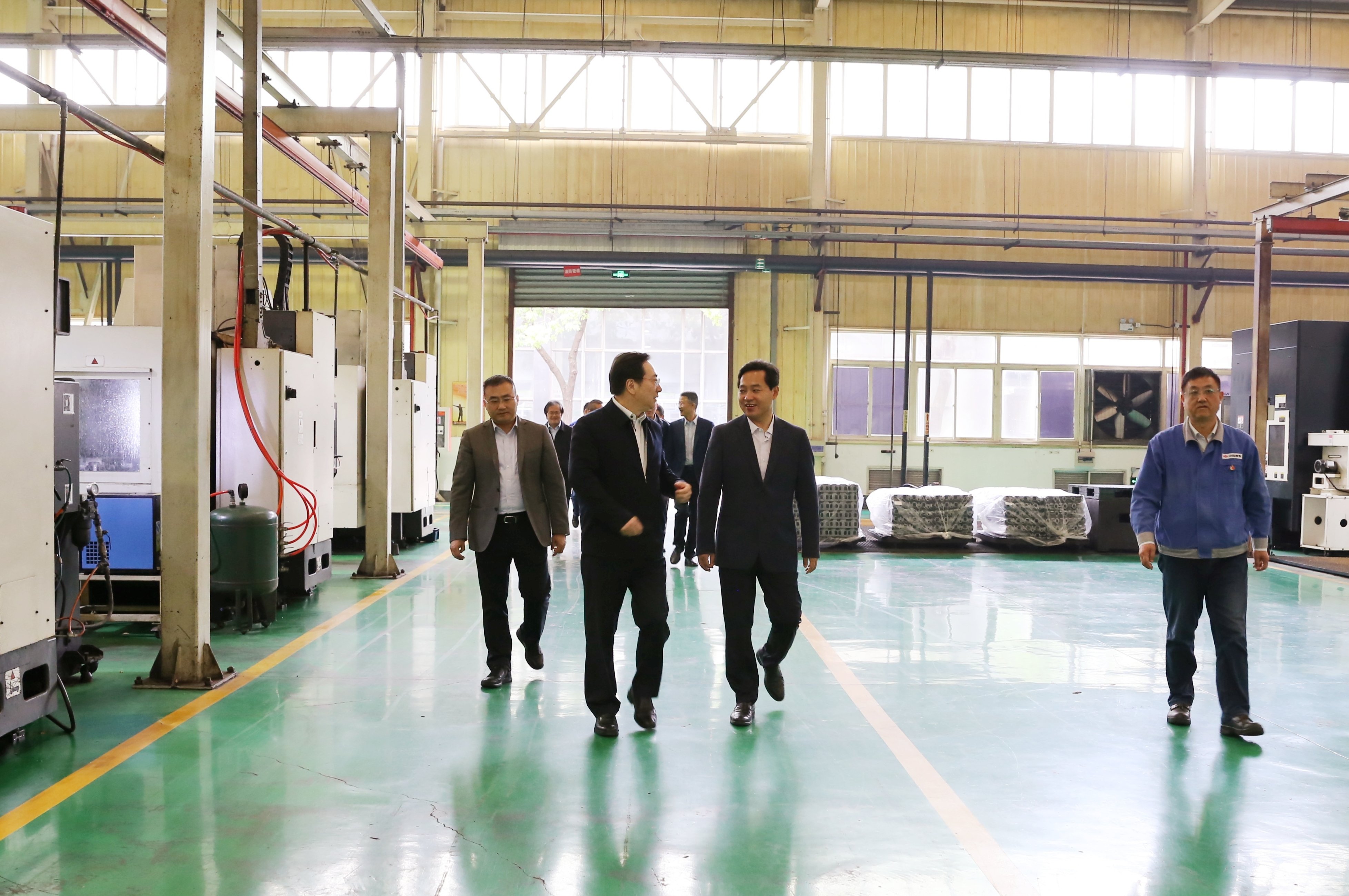 图为市投资集团总裁李德森(右二)一行视察机加工厂试制车间网站.JPG